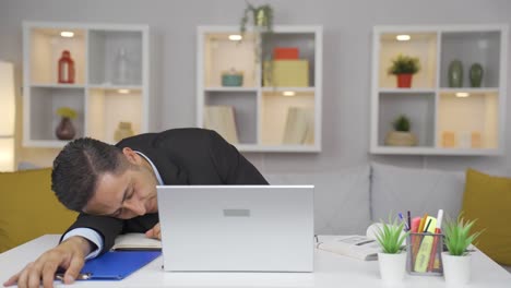 Home-office-worker-man-falling-asleep.